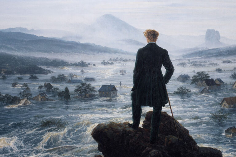 Mann schaut auf überschwemmte Landschaft